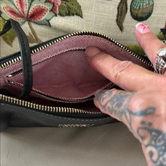 Dooney & Bourke Black Leather Wristlet Used Once. Like New - Picture 4 of 7